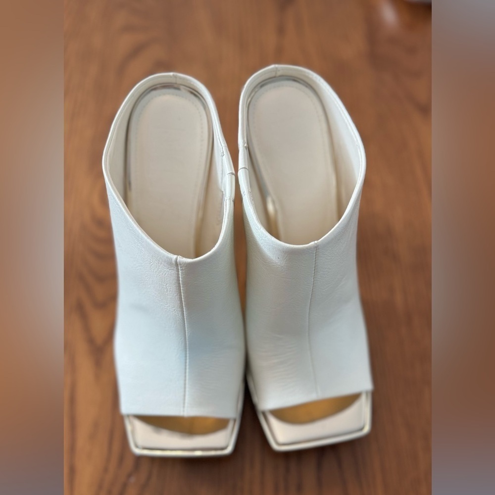 NWT DNKY Elegant Cream and Silver Women's Mules - Picture 3 of 8